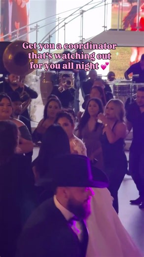 I noticed my bride was getting hot while dancing, so I grabbed a fan from my emergency kit and brought it to her 🥹 it’s the little things 💕 #houstonweddingcoordinator #houstondayofcoordinator #bodasenhouston #houstoncoordinator #bodamexicana