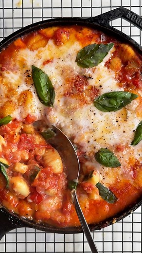 ONE PAN GNOCCHI PESTO BAKE 😋 you’ll also find the full recipe on our APP and website! This gnocchi bake is seriously simple and it’s absolutely delicious. If you prefer, you can substitute pesto for olive tapenade or even rose harissa paste, which totally works! Enjoy. Serves 2 🌿 olive oil 🌿 1 onion, peeled finely chopped 🌿 3 garlic cloves, peeled finely chopped 🌿 1 courgette, chopped 🌿 1 red pepper, chopped 🌿 2 x 400g / 14.1oz tin of chopped tomatoes 🌿 1 tbsp vegan pesto, we use red pes