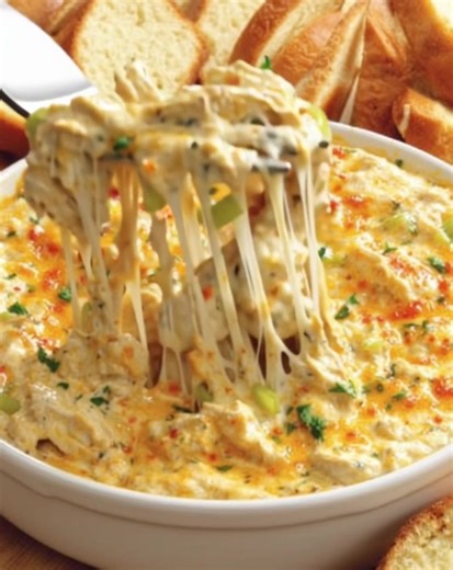Creamy Banana Pepper Chicken Dip Tangy, cheesy, and loaded with savory chicken, this warm dip is party perfection 💛 Main Ingredients: • Shredded chicken • Banana peppers • Cream cheese Full cozy dip recipe in C.o.m.m.e.n.t.s 💬👇 | Kinsley Recipes