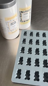 🇫🇷 Mini-oursons, maxi-gourmandise 🐻 Quelques étapes suffisent pour réaliser ces pâtes de fruits au format irrésistible, prêtes à faire fondre vos clients 😍 Les ingrédients pour environ 200 oursons : 1 000 g de purée de framboise 100% PONTHIER – 89 g de sucre (1) – 18 g de Pectin Yellow INGREDIUM – 976 g de sucre (2) – 111 g de Glucose P INGREDIUM – 29 g de solution Citrix 1:1 👉 Le pack « Mini-oursons » (réf. 092748) est disponible sur notre e-shop. Retrouvez la recette complète sur notre si