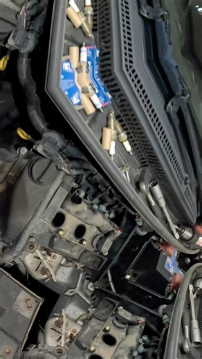 🔧 Udskiftning af tændrør — en lille ting, der kan redde din motor! Tændrør er små, men utroligt vigtige komponenter. De sørger for korrekt antændelse af luft-brændstofblandingen. Hvis tændrørene er slidte, kører motoren ujævnt, brændstofforbruget stiger, og effekten falder. ⚠️ Tegn på, at det er tid til at skifte tændrør: • Motoren har svært ved at starte 🧊 • Bilen “hakker” eller kører ujævnt • Øget brændstofforbrug ⛽ • Mærkbar tab af kraft • “Check Engine”-lampen lyser 🔁 Anbefalet interval: 