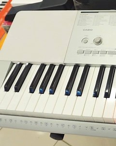 El Casio LK-280 se caracteriza por tener teclas semejantes a las de un piano acústico, excelente Touch Response y una gran calidad en su sonido y funciones 🎹🎵 | Audiomusica