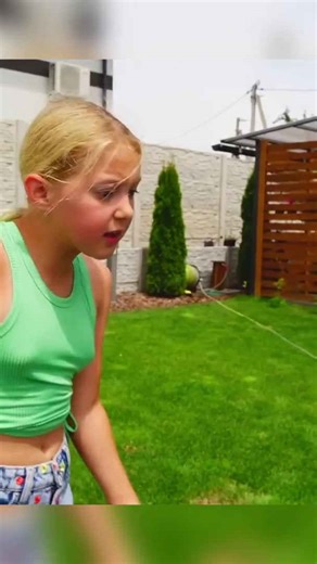 Une blague amusante entre amis lors d'une fête à la piscine