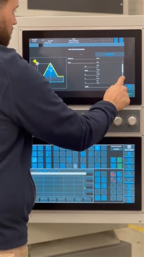 Lizzini - Rettificatrici in tondo on Instagram: "Precisione che prende forma, passo dopo passo. In questa lavorazione di filetti interni, la profilatura della mola viene eseguita tramite rullo diamantatore, garantendo geometrie accurate e stabilità di processo. Il filetto M65x2, realizzato con mola passo 4, può essere eseguito in asportazione unica oppure in più incrementi, in base alle esigenze applicative e produttive. Tecnologia, controllo e flessibilità: è così che trasformiamo una lavorazio