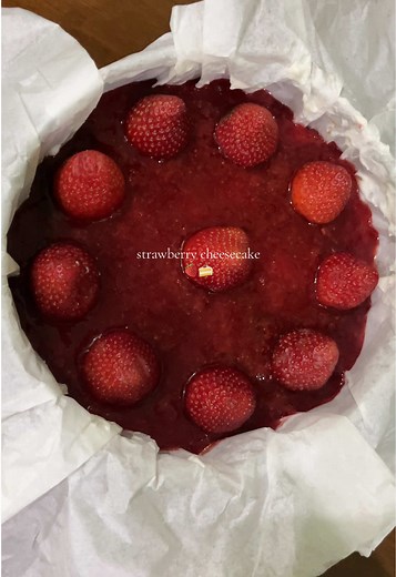 cheesecake strawberry 🍓🍰 receip: -strawberry -biskuit regal 120gr -whipcream 100gr -air 200ml es batu -creamcheese/keju oles 160gr -gula 3sdm -skm 4sdm -margarin cair 4sdm tutorial layer 1: -haluskan biskuit regal -tambahkan margarin cair dan skm, aduk hingga tercampur rata -ratakan hancuran biskuit regal ke dalam loyang, tekan hingga padat, sisihkan tutorial layer 2 -campurkan whipcream serta air es 200ml (wajib dingin banget) -kocok hingga kaku maximal -tambahkan creamcheese/keju oles pada a