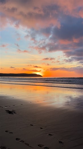 As the sunsets over Woolacombe Beach for the last time in 2025, we are already looking forward to welcoming lots more lovely visitors in 2026! Wishing everyone a very Happy and Healthy New Year! If you are looking for holiday inspiration, head over to our website and explore our villages 😊🥂www.woolacombetourism.co.uk #mortehoe #woolacombe | Woolacombe Tourist Information Centre