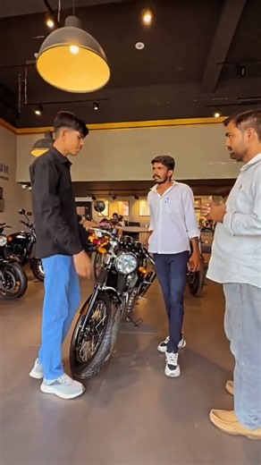 Dream Machine Unlocked! Royal Enfield Interceptor 650 Showroom Vibes 🏍️🖤✨