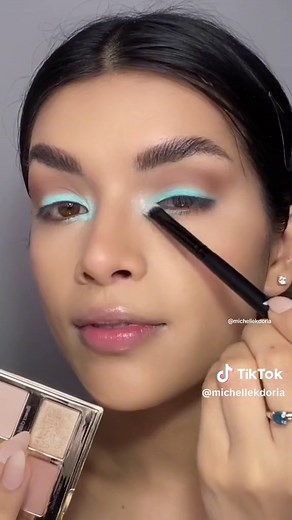 Stunning Blue Makeup Tutorial for a Bold Look