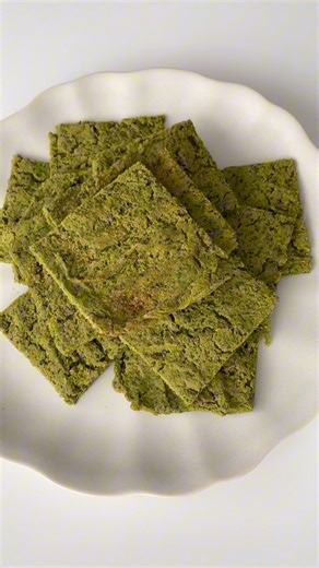 19K views · 612 reactions | Crackers din năut și leurdă #veganfood #crackers #retetesimple #reteteculeurda #snacktime | The Beanstalk | Facebook