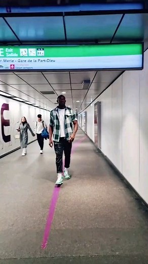 Bekobe Frédéric | Un petit tour dans les métro de Lyon  | Instagram