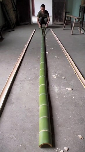Look at how I turn a bamboo into a thin bamboo thread.#fyp #foryou #usa #tiktok #handmade bamboo knitting #handmade #handwork #bamboo #craftsman #basic skills of breaking bamboo #bamboo knitting craft #bamboo knitting art #purely handmade #traditional crafts