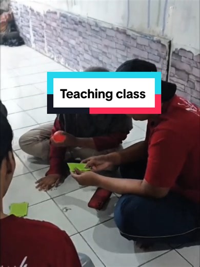 Santai bukan berarti nggak serius 😉 Belajar pelan-pelan, pahami, ulangi, kuasai 💡 Karena yang penting bukan cepat… tapi paham! 🔥 Belajar English nggak ribet & nggak ngebosenin! Bareng The Benefit English Course, pemula 👉 langsung praktek & berani ngomong! 🇬🇧🔥 📍 Kampung Inggris Pare 🔥 Tempatnya pemula naik level speaking 📲 Daftar sekarang: 0821 4237 6219 #StopScroll #SpeakingEnglish #KampungInggrisPare #TheBenefitEnglishCourse #BelajarEnglishSeru