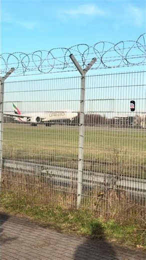 Emirates Boeing 777-300ER Landing at Hamburg EDDH – Runway 15