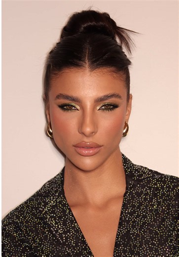 E saiu a make verde na @ISABELA PILLA 💚 Depois do último vídeo, em que eu enganei ela dizendo que seria uma make verde… e vocês ficaram desejando ver isso nela, eu resolvi fazer! Mas do meu jeitinho: com o verde que eu acho que mais valoriza a beleza dela e ainda assim fica chic. O que vocês acharam do resultado? Me conta aqui! 🗣️ #makeup #tutorial