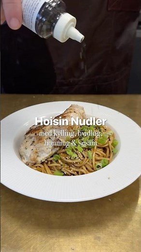 Hoisin-nudler med kylling, hvidløg & sesam