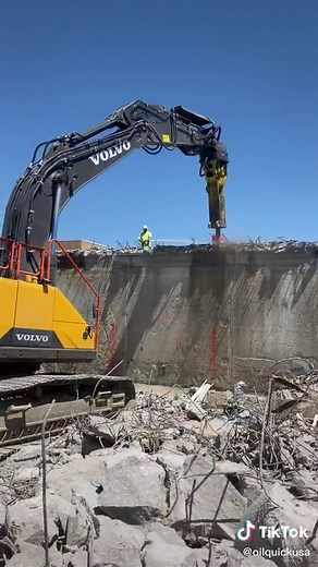 #oilquick #automaticcoupler #hammer #shear #processor #demolition #heavyequipment #construction #excavating #anyattachmentanytime