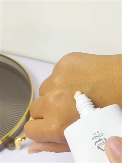 Atomy Sunscreen SPF 50 ☀️ هو واقي شمس فعّال يوفر حماية شاملة لبشرتك من أشعة الشمس الضارة. بفضل تركيبته الخفيفة والمطورة، يضمن لك إطلالة طبيعية ونضرة دون ترك أي أثر . مناسب للاستخدام اليومي وجميع أنواع البشرة، ويمنحك الحماية والترطيب في آنٍ واحد. ♡︎ حماية شاملة من الشمس: يوفر حماية عالية ضد أشعة UVA وUVB، مما يجعله مثالياً للأنشطة الخارجية. ♡︎ يعكس ويشتت أشعة الشمس: فعالية عالية في الحماية من أشعة الشمس الضارة بفضل تقنية تعكس وتشتت الأشعة. ♡︎ ملمس خفيف وناعم: يمتاز بتركيبة خفيفة وسهلة الامتصاص تم