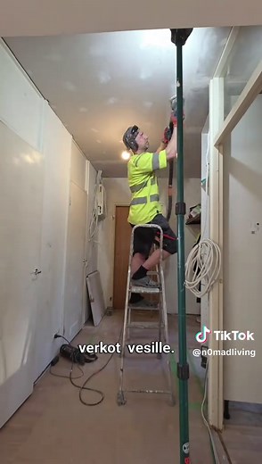 Leivotaan eteisen katto umpeen ja puhutaan liitoista ja sijoittajista. #raksa #rakentaminen #remontti #sijoittaminen