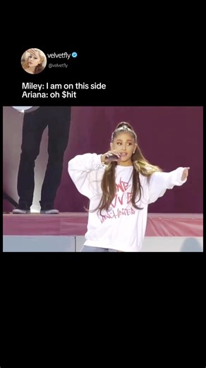 When Ariana Grande announced Miley Cyrus as good friend & mistakenly pointed to the other direction😭