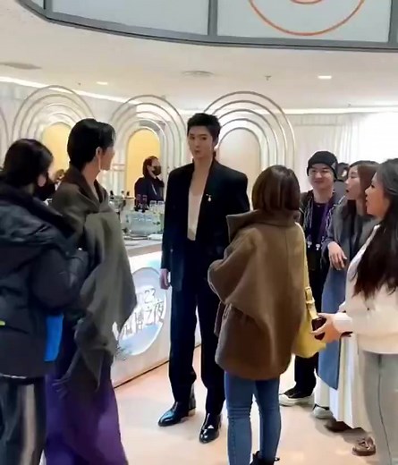 240113 Weibo Night Short clip of Chen Zhe Yuan and Yang Zi's interaction #TheGoldenHairpin cast reunion First love CP Huang Zixia with her former lover Yu Xuan 📹© #ChenZheyuan_WeiboNight2023 #ChenZheyuan #陈哲远 #YangZi | Yuanbao for Chen Zhe Yuan - 陈哲远