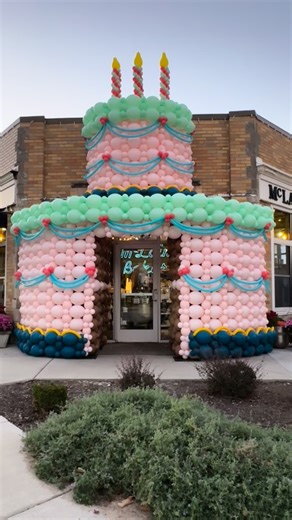 Up, Up & Away! Balloons on Instagram: "What does it take to build a balloon cake taller than a building? 🎂⬆️ A LOT of balloons, a ginormous box truck plus a Balloonmobile, ladder gymnastics, and plenty of giggles along the way. We don’t usually share the behind-the-scenes (because we love letting the balloons get all the attention!), but today, you get the full peek of the pre-dawn shenanigans that went into making the balloon cake that is the talk of the town! #ballooncake #balloons #mclainsba