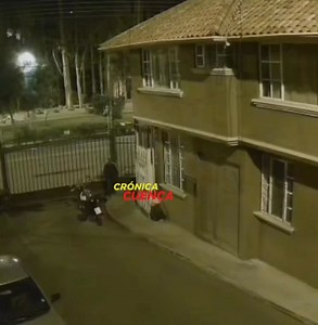 124K views · 914 reactions | #Cuenca | Un delincuente robó una motocicleta Royal Enfield Himalayan, de placa JL410D, en la urbanización Piedra 2, ubicada en la avenida Primero de Mayo y Luis Vives. Si usted tiene información, comuníquese con la Policía Nacional. | CrónicaCuenca | Facebook