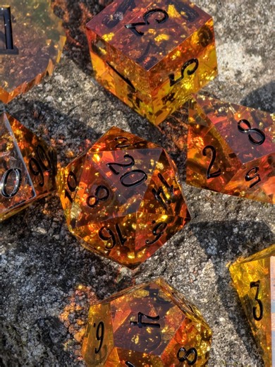 Amber Dice Set „golden Resin Bernstein“ – 8 Dice Set With Gold Flakes, Honey Amber Effect | Black Numbers | Handmade Sharp Edge TTRPG Dice - Etsy