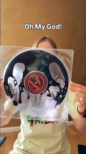 This limited edition Twenty One Pilots vinyl is filled with black liquid… Looks unreal