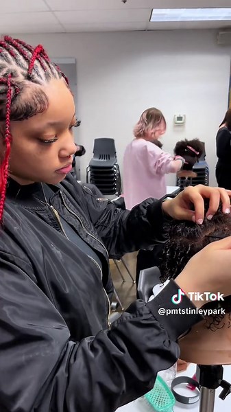 Twisting into texture! 💫 Ms. J’s specialty class had our future professionals hands-on and turning heads with comb twists and lock re-twists. The skills are amazing and the vibes even better! 🔥 #FutureProfessionals #CombTwists #LocGoals #PMTSTinleyPark