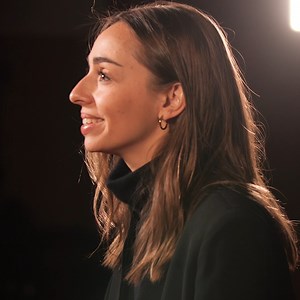 #OPERA "Médée, c'est totalement une autre aventure, qui fait que je peux m'épanouir incroyablement bien." Interview de Léa Désandre qui interprète le rôle-titre dans l'opéra "Médée" de Charpentier à l'affiche du Palais Garnier dès le 10 avril. A découvrir en intégralité sur notre site : https://bit.ly/3YsNn3n | Opéra national de Paris