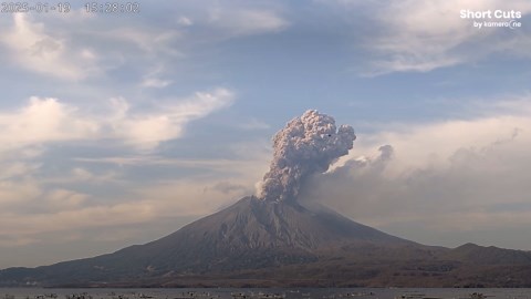 Zwei Kilometer hohe Aschewolke: Japanischer Vulkan sorgt für bedrohlichen Anblick