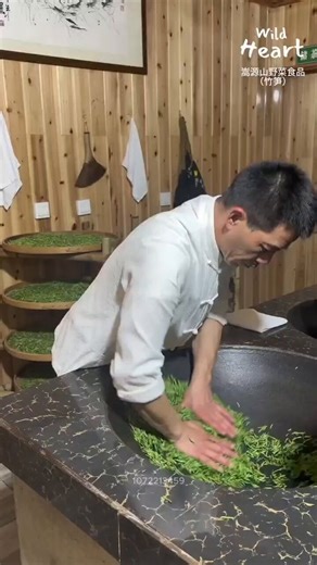 green tea is made by quickly heating fresh leaves to stop oxidation, keeping their green color and fresh flavor.In China this is done by pan-frying, while in Japan it’s done by steaming.
