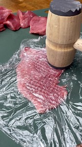Sült fokhagymás túróval töltött sertésszűz bacon köntösben Kívül ropogós, belül szaftos és krémes – egyszerűen ellenállhatatlan! Hozzávalók: A húshoz: 1 db sertésszűz (kb. 50-60 dkg) 8-10 szelet bacon Ízlés szerint só és frissen őrölt tarkabors A töltelékhez: 20 dkg félzsíros túró 1 kis fej fokhagyma 2 evőkanál tejföl Ízlés szerint só és frissen őrölt tarkabors Elkészítés: A fokhagyma tetejét levágom, alufóliába csomagolom, egy kevés olívaolajjal meglocsolom, majd air fryerben 200°C-on 10–12 per