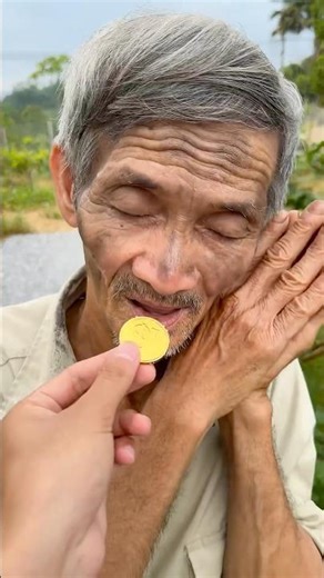 Ông nội tội nghiệp và Em bé dễ thương Rất buồn cười #shorts #cute