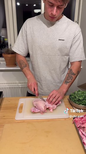 Kylling, kål og kikærter🐓🥬 Kyllingebryst - Grønkål - Kikærter - Syltet citron Ingredienser 2 personer - 2 kyllingebryst - 1 dåse kikærter, 1/2 af væden - 100g hakket og skyllet grønkål - 200ml kyllingefond - 1 skalotteløg - 1 hvidløg - 1/4 syltet citron, kun skallen - 1/2 citron, skal og saft - Salt, peber og olie #nemmad #sundmad #aftensmad #kylling #dansktiktok