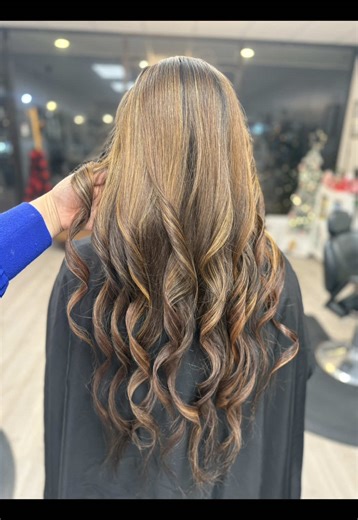 Caramel highlights with a flawless color melt 🤎✨ Seamless blend, natural dimension, and that rich glow using Colorlatino. This is how you melt tones together for a soft, lived-in finish 🔥 #CaramelHighlights #ColorMelt #SeamlessBlend #Colorlatino #HairTok @Aquage Hair @Cosmoprof @Olaplex @Olaplex En Español