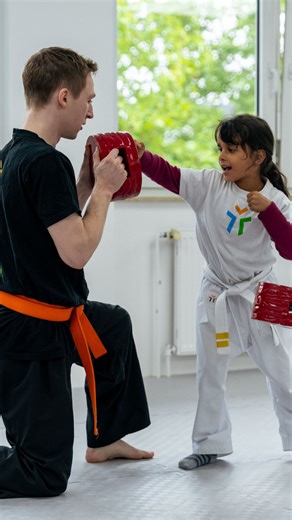 Wie macht man Technik für Kinder spannend und greifbar? 🐼🥋💥 Unser Lehrer Nico übt mit den Kindern die Panda-Technik – inspiriert vom Panda, der kräftig Bambus zerbricht. Mit Fantasie, Spaß und klaren Bildern lernen die Kinder, wie sie ihre Kraft richtig einsetzen und Techniken sauber ausführen. 💡 Wenn Lernen zur Geschichte wird, bleibt Motivation ganz von allein bestehen. #kopfkörperschule #kampfsportschule #kampfsport #kinderkickboxen #kinderstärken #starkekids #kampfkunst | Kopf- und Körpe