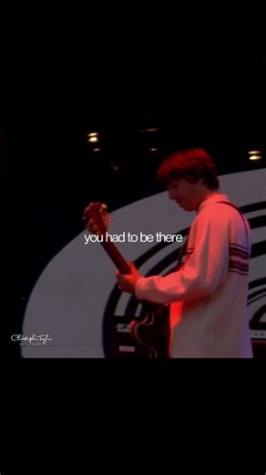 Oasis performing at Knebworth 1996 🚬