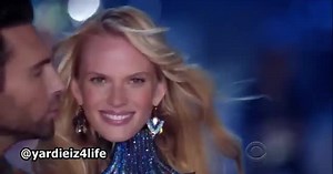 Video: Adam Levine biểu diễn bên dàn chân dài của Victoria's Secret