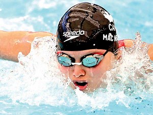 Maggie MacNeil vuelve a establecer marca mundial