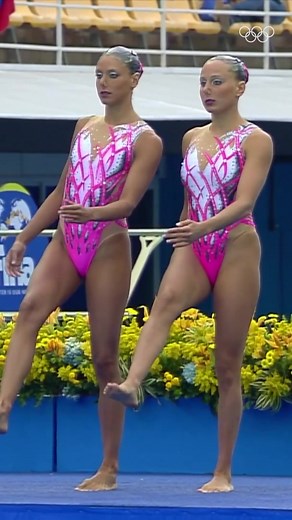 When you come home late and try not to wake anyone up. #artisticswimming #synchroswimming #olympics #swimtok