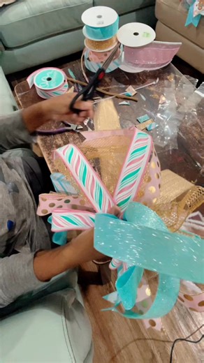 18K views · 271 reactions | Fluff a bow with me #bowseason #bows #CandyLandChristmas #diy #DIYprojects | Bougie Wreaths by RE | Facebook