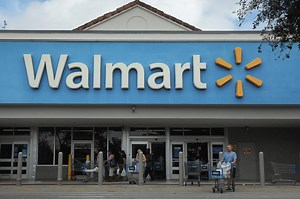Man refusing to wear mask fights his way into Walmart in Florida