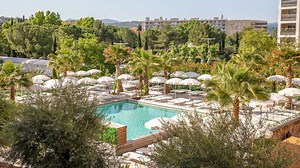 The Palm's Pool club: a refreshing oasis with a view of the rooftops of Aix-en-Provence