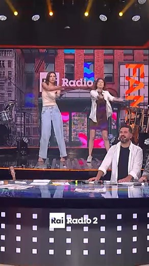 32K views · 117 reactions | 彩 “Abracadabra” è il nuovo balletto virale e questo è il tutorial di cui non potrete più fare a meno  #Radio2HappyFamily | Rai Radio2 | Facebook