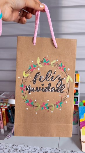 Taller presencial de Lettering Edición Navidad⛄  El taller es...
