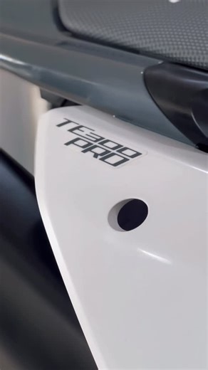 Husqvarna Motorcycles Bolivia on Instagram: "¡Llegó la bestia del enduro!  Husqvarna TE 300 Pro 2025 disponible en showroom Tecnología de fábrica, precisión total y potencia 2T imparable. Cada detalle grita competencia. No es una moto, es lo que viene a dominar la pista y los terrenos más salvajes. Pasá a sentirla de cerca  #TE300Pro #Husqvarna2025 #EnduroAdicto #2Tpower #FullRacing"