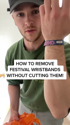 HOW TO REMOVE FESTIVAL WRISTBANDS WITHOUT CUTTING THEM #fyp #viral #leeds #readingandleeds #festival #reading #lifehack