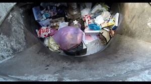 【垃圾回收】美国压缩式垃圾收集车工作（内部压缩机视角）