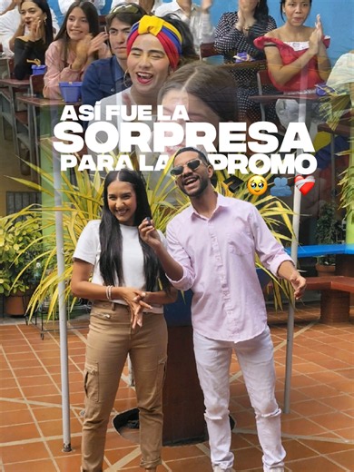 Así fue CÓMO organizamos con @Amorrose.ve una SORPRESA en SOLO 48 HORAS🤯🤌🏽🎓❤️‍🩹 Realmente tenía tiempo con ganas de hacer esto, pero no sabía si se iba a dar y sucedió en el tiempo perfecto de Dios. Pensé en @amorrose.ve para hacerle algo a PARA TODO EL SALÓN que les recordara su etapa del colegio y que cada vez que lo vieran viajaran a este instante. Estoy seguro que con estos llaveros personalizados que hizo @laurasabrinagl, ¡lo logramos!✨ Ellos estaban cerrando su ciclo, terminando la en